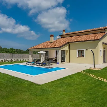 Vila Giovanna With Pool *