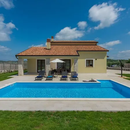 Giovanna With Pool Vila Fuškulin