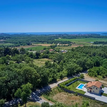 Giovanna With Pool Fuškulin