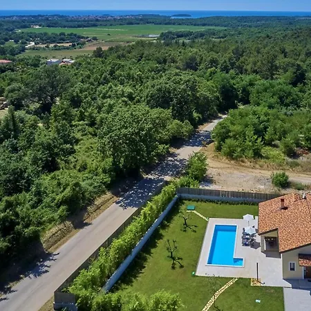 Giovanna With Pool Fuškulin